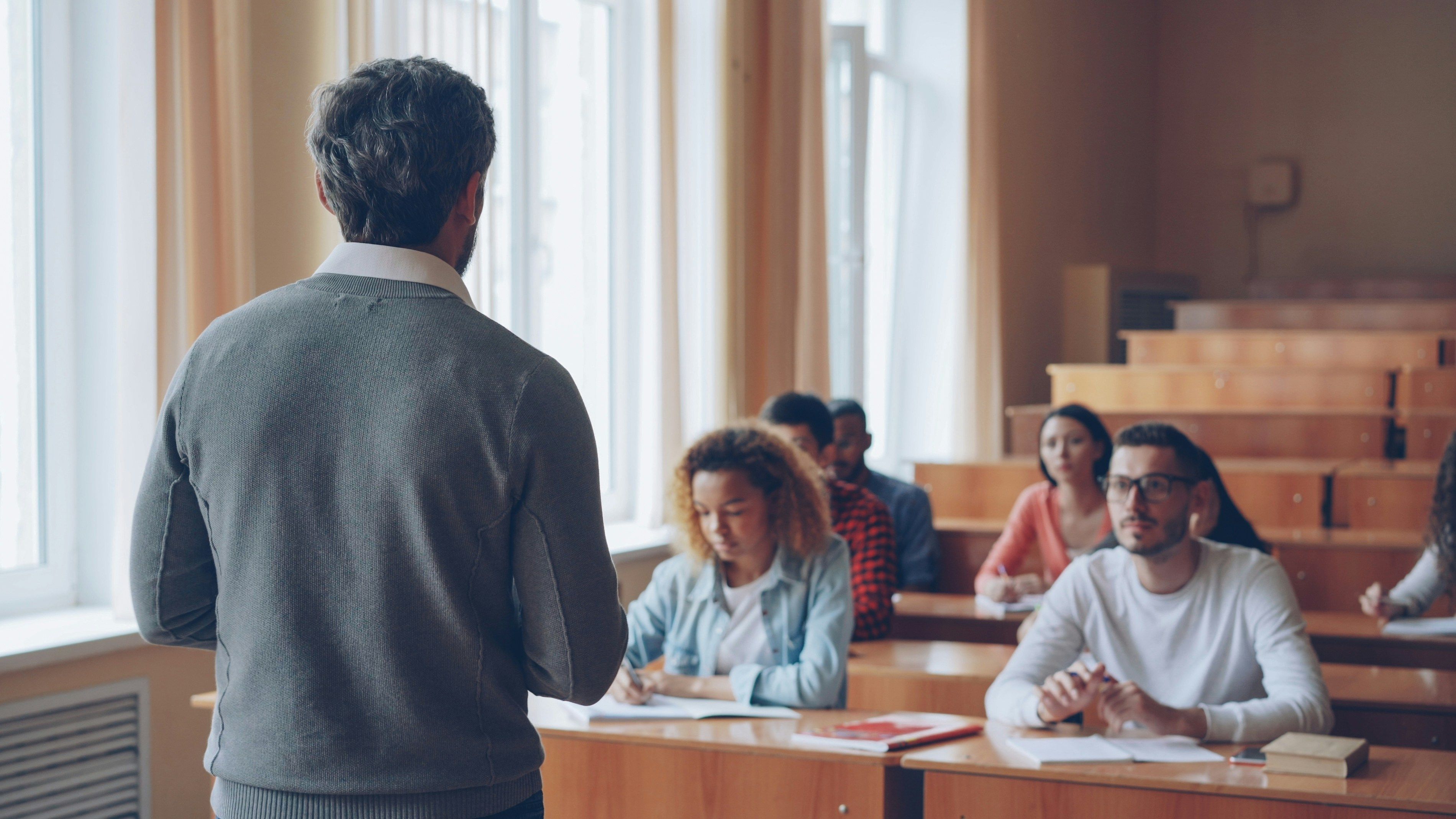 Brasil é o 4º país com professores mais insatisfeitos com salário, diz OCDE