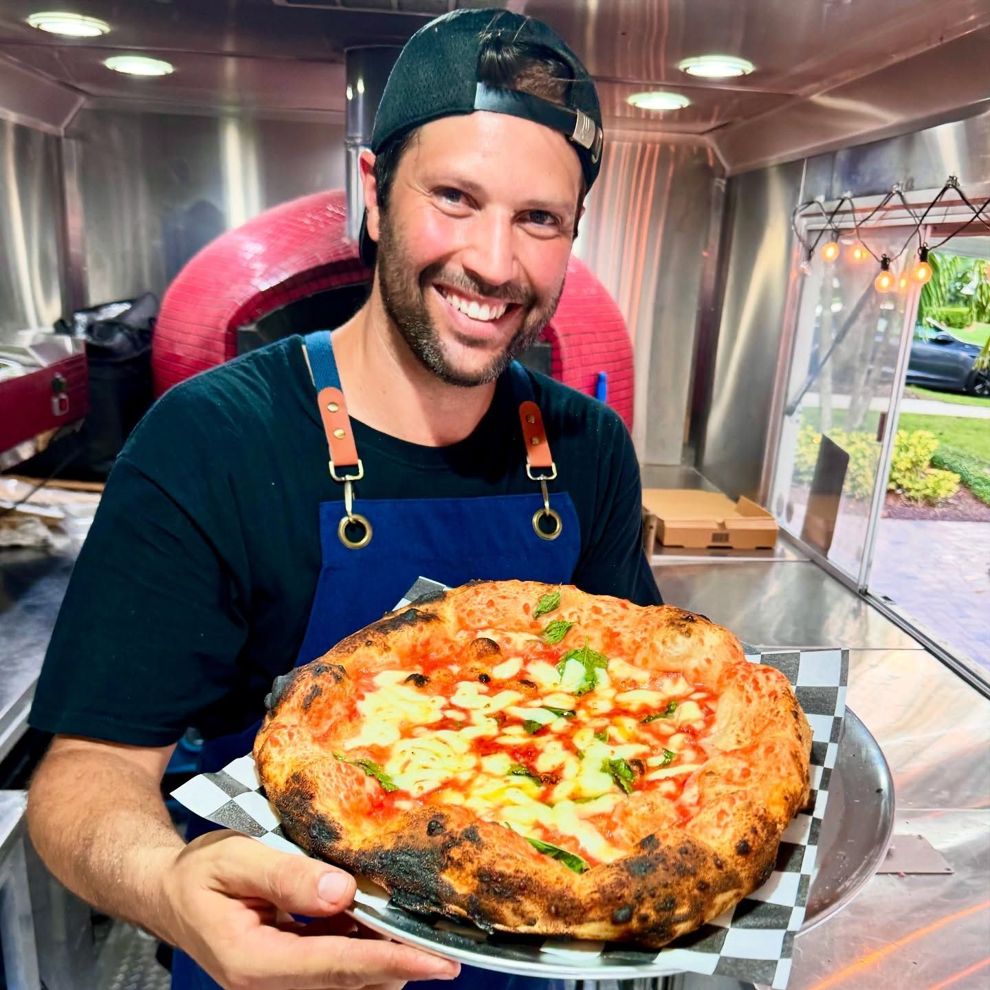 Ex-galã da Globo troca a TV para vender pizza em food truck nos EUA