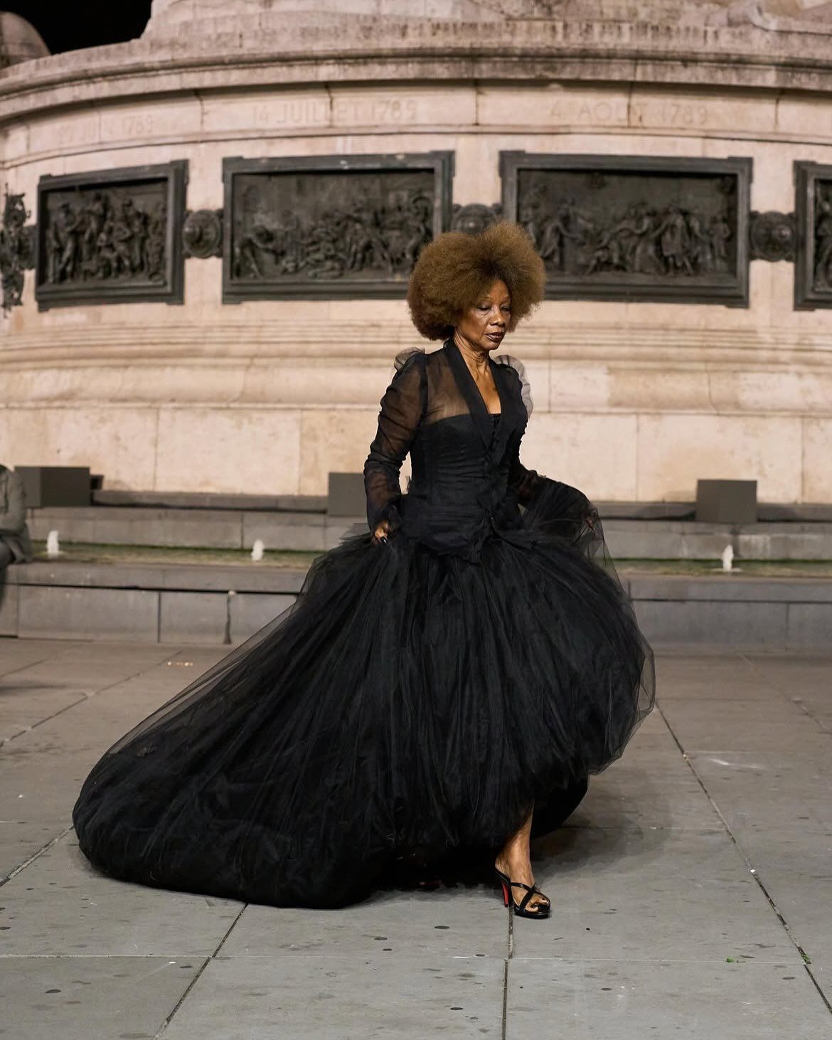 Mounia Orosemane, 1ª modelo negra de alta-costura, retorna à passarela