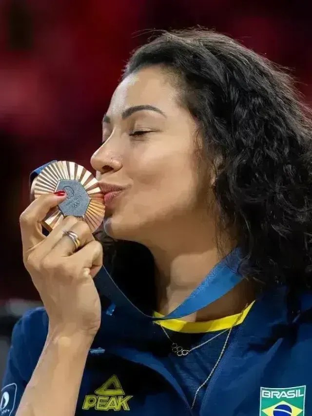 Medalhista olímpica do vôlei, Carolana revela diagnóstico de câncer