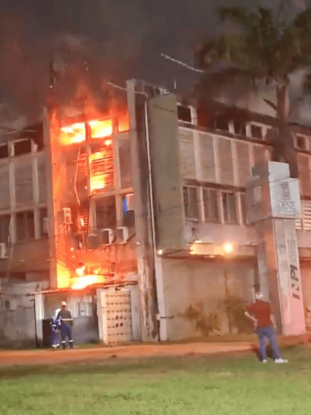Incêndio de grandes proporções atinge prédio da UFPE em Pernambuco